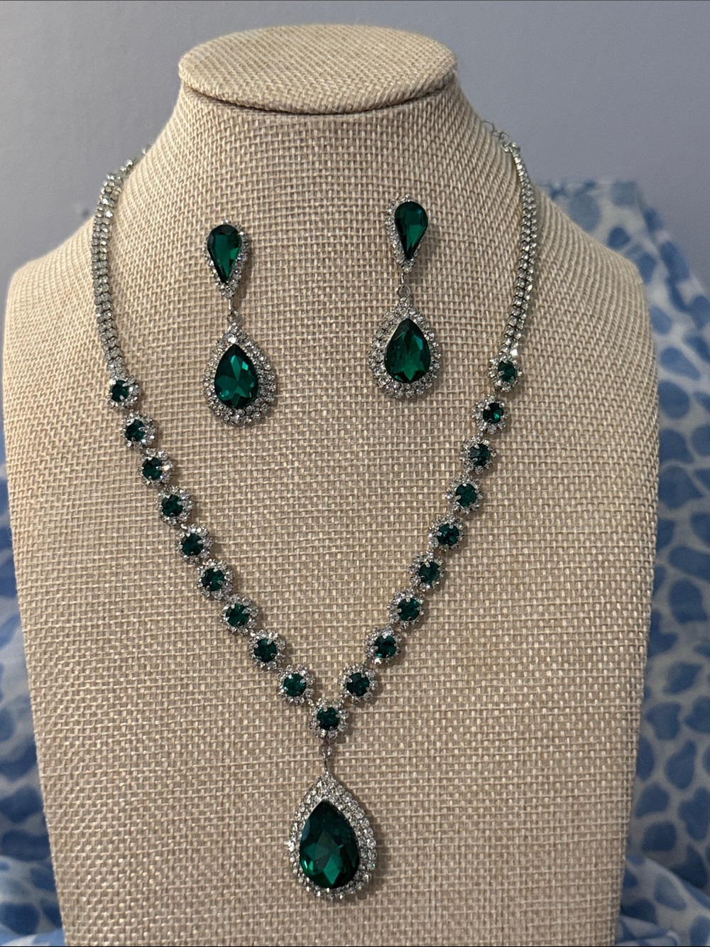 Emerald Teardrop Crystal Necklace and Earrings Set - Green - Picture 6 of 8
